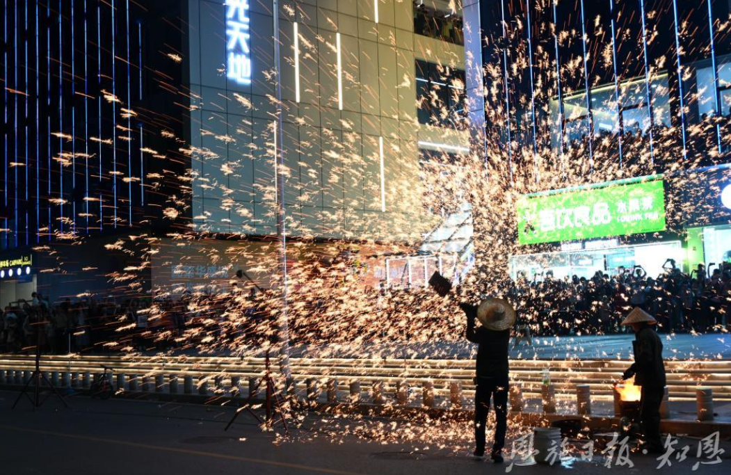 建始縣：“火樹(shù)銀花”拉滿盛夏氛圍