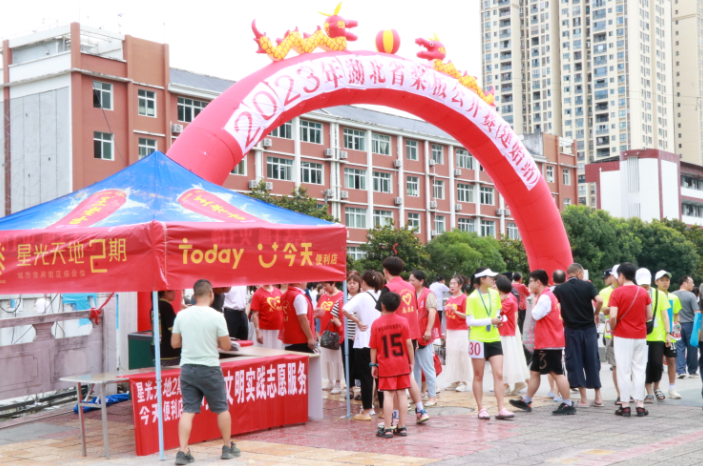 建始愛(ài)心企業(yè)為市民送“清涼”