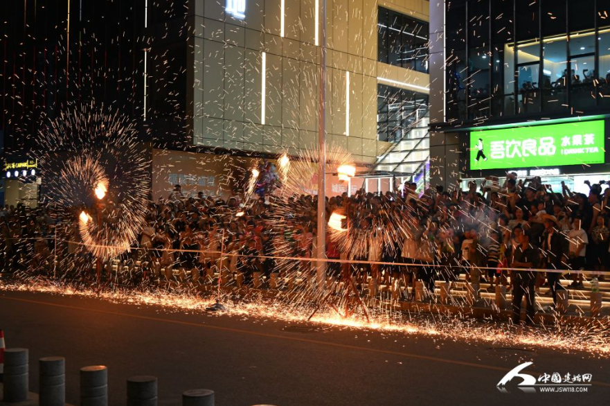 建始網(wǎng)訊：現(xiàn)代版“打鐵花+風(fēng)火輪”建始年輕人愛(ài)上非遺