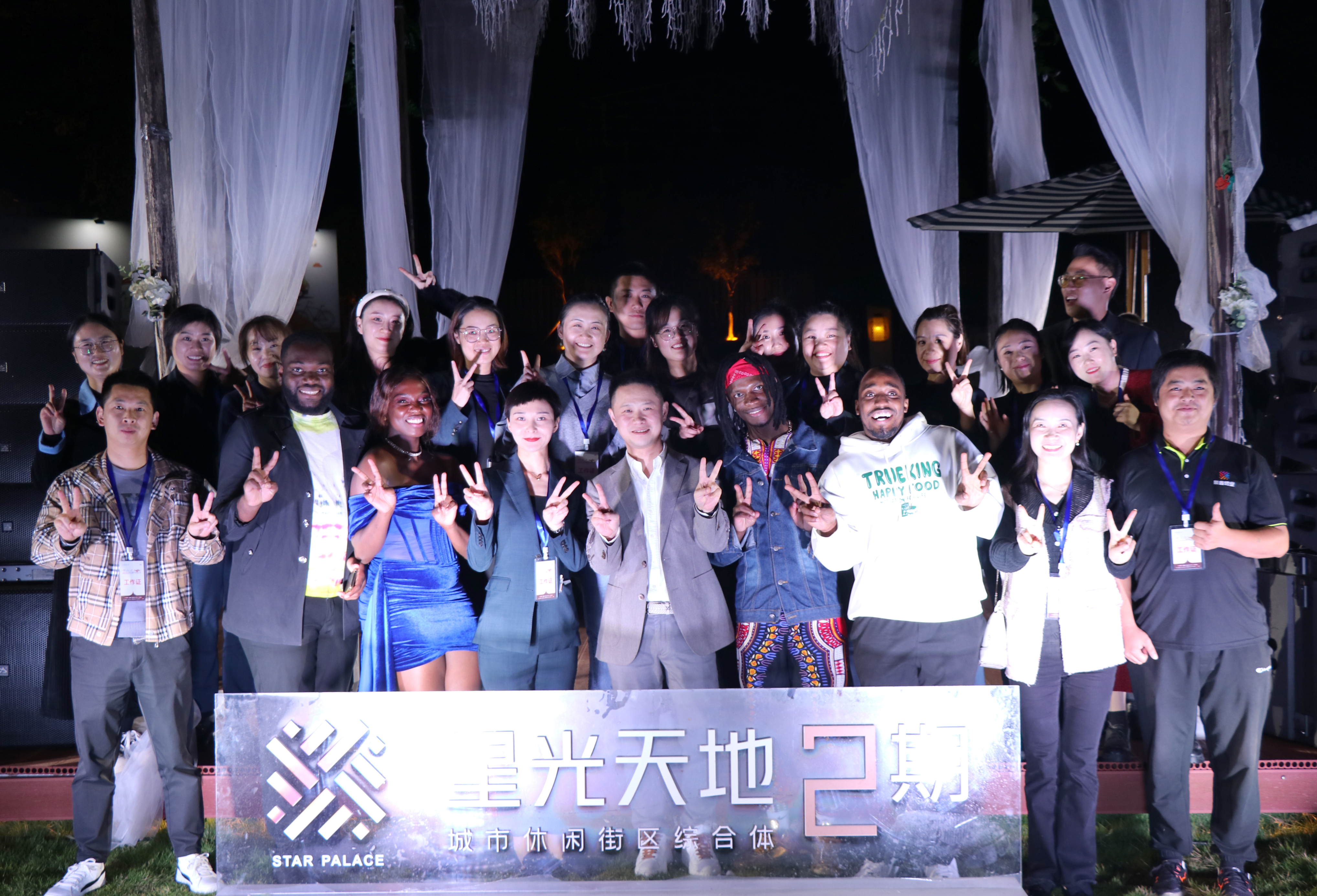 荊楚網(wǎng)  建始探索商圈“黨建+團(tuán)建” 企業(yè)“抱團(tuán)”添活力