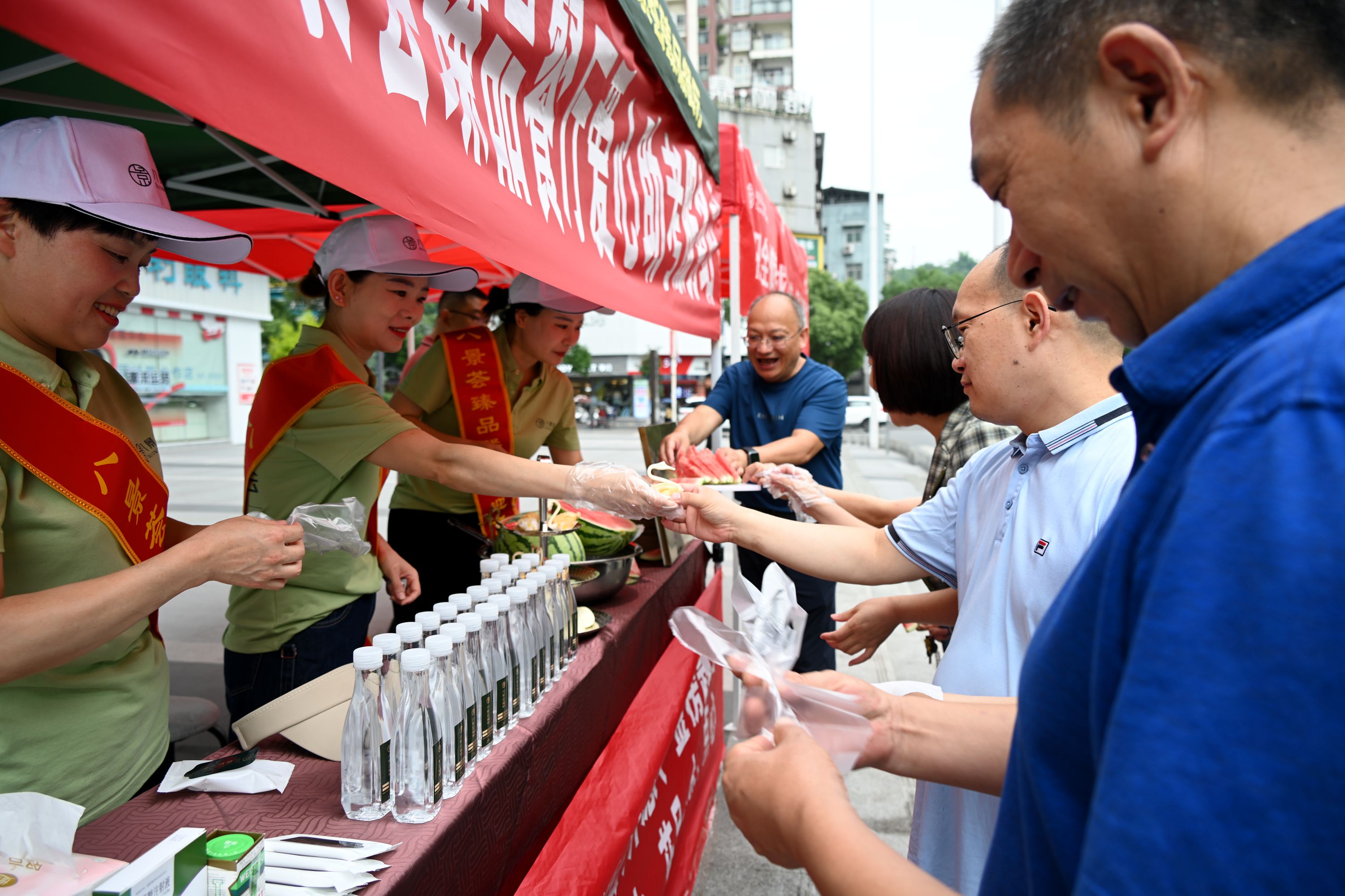 驛”路同行，建始縣總工會(huì)聯(lián)動(dòng)星光天地商圈愛(ài)心助考