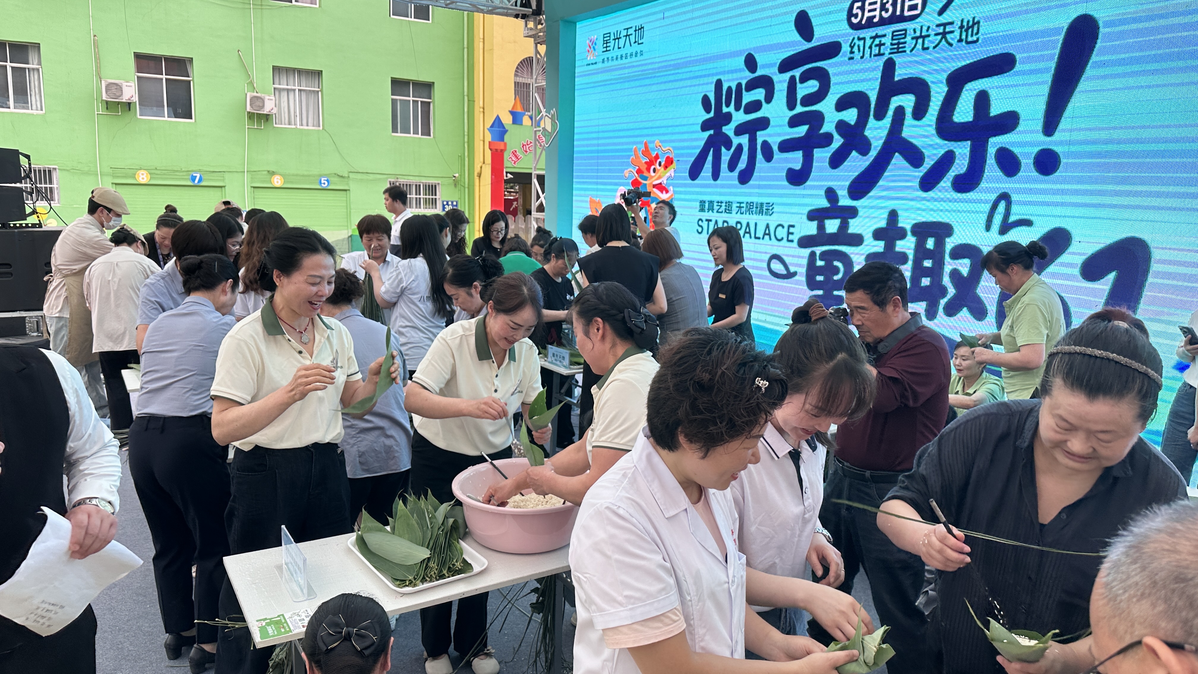 巧手裹粽傳文化 建始星光天地商圈以賽促融增“鄰里溫度”