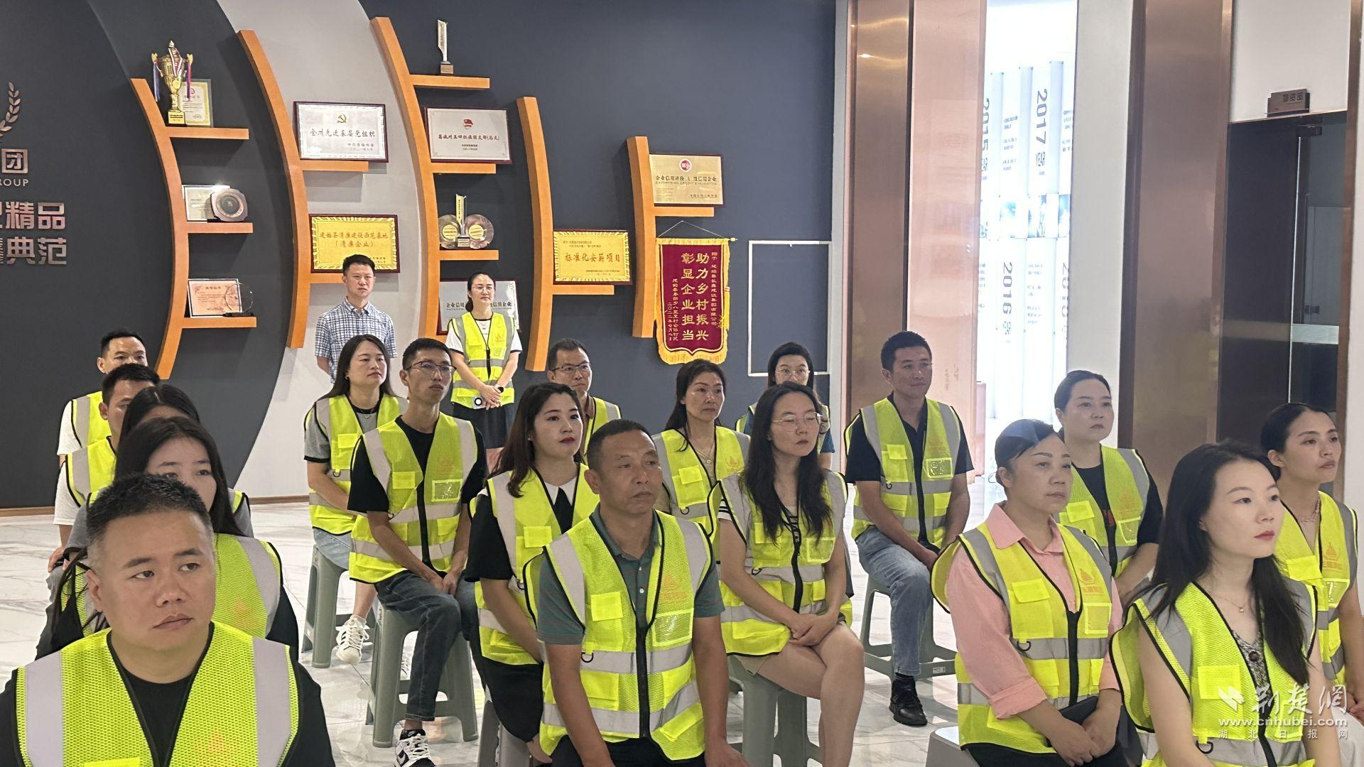 建始民營企業(yè)職工收看“九三”大閱兵 共抒愛國情懷