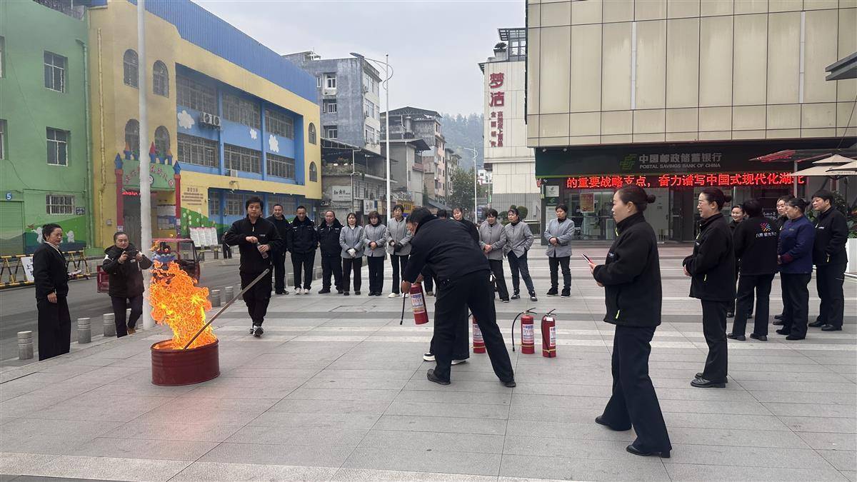 建始星光天地商圈開展日常消防演練