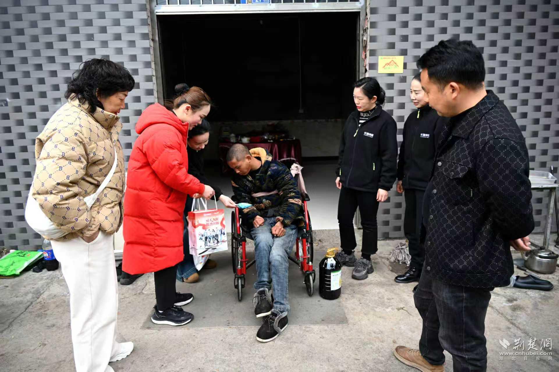 溫暖“三八節(jié)” 建始星光天地商圈開展送關(guān)愛活動